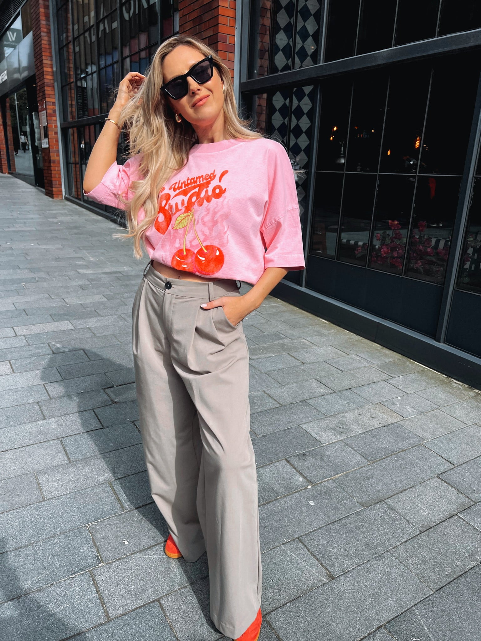 Pink t shirt street style hotsell